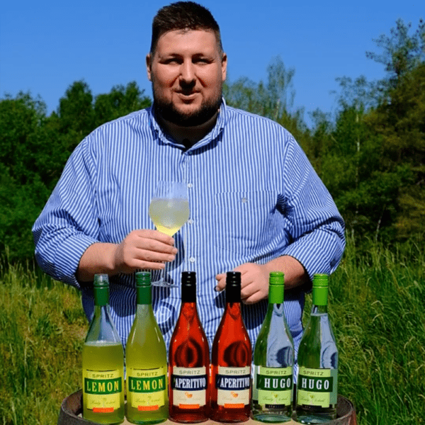 Mathias drikker Domus Vini Spritz lemon